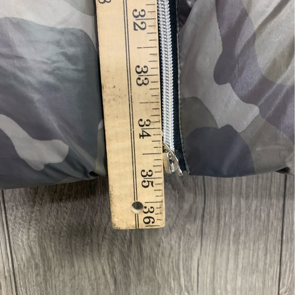 Anorak Fillmore Camo Print Long Down Puffer Vest Size Small - Picture 6 of 10